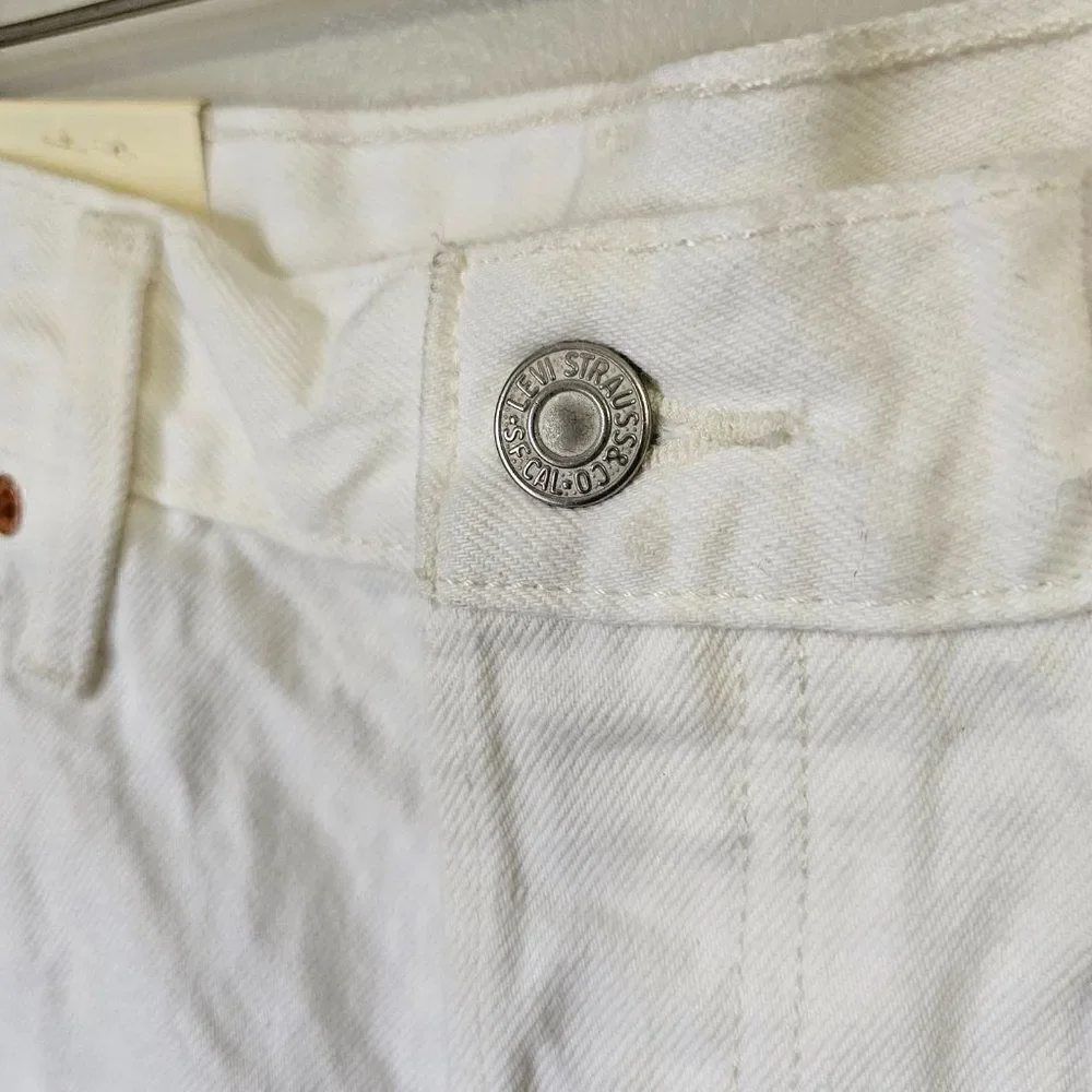 NWT LEVI'S PREMUIM WHITE RAW HEM DESTROYED SHORTS SIZE 31 WOMENS